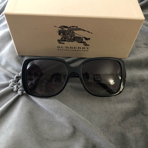 Burberry Shades, never worn - Picture 1 of 4